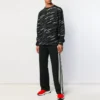 Jacquard-logolla varustettu pyöreäkaulainen villapaita ”Black” 555381T15241070