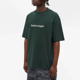Miesten Balenciaga Alphabet -kuvioinen pyöreäkaulainen lyhythihainen pusero, vihreä 612966TIV543011 Miesten Balenciaga Alphabet -kuvioinen pyöreäkaulainen lyhythihainen pusero, vihreä 612966TIV543011