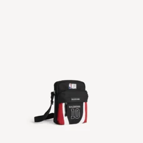 Miesten Balenciaga | NBA-yhteistyömalli Explorer-olkapussukko, musta/valkoinen/vermilionpunainen