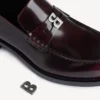 Miesten mukavat loaferit tumman viininpunaisina Miesten mukavat loaferit tumman viininpunaisina