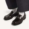 Miesten mukavat loaferit tumman viininpunaisina Miesten mukavat loaferit tumman viininpunaisina