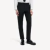 Miesten mustat, vartaloon istuvat skinny-housut Miesten mustat, vartaloon istuvat skinny-housut