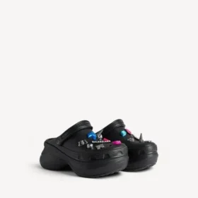 Naisten Crocs™-pistokkaat Jibbitz™ mustana