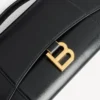 Naisten Hourglass-tyyppinen ketjullinen pochette, musta Naisten Hourglass-tyyppinen ketjullinen pochette, musta