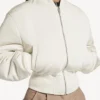 Naisten lyhyt bomber-taki, väri ivory Naisten lyhyt bomber-taki, väri ivory