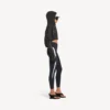 Naisten musta lyhyt techwear-takki Naisten musta lyhyt techwear-takki