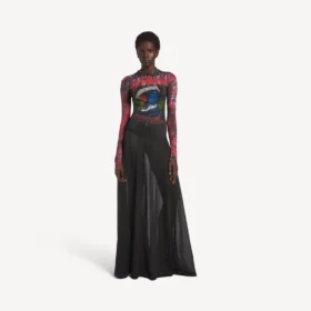Naisten musta pitkähihainen mekko, jossa on voimakas tie-dye-kuvio