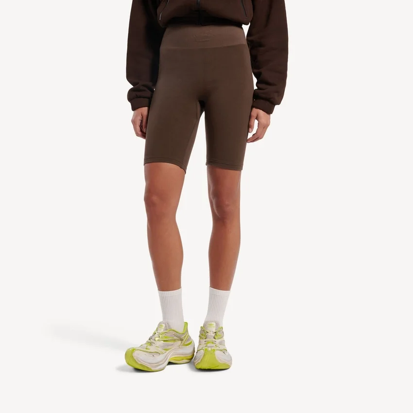 Naisten saumattomat Techwear-pyöräilyshortsit, väri moka Naisten saumattomat Techwear-pyöräilyshortsit, väri moka
