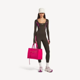 Naisten tiukka pitkähihainen techwear-paita, väri khakinruskea/neonpinkki Naisten tiukka pitkähihainen techwear-paita, väri khakinruskea/neonpinkki
