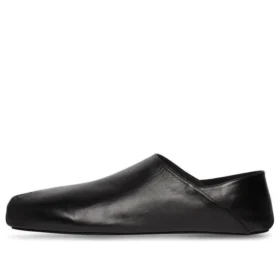 Pehmeästä vasikannahasta valmistetut neliönkärkiset slip-on-kengät ”Musta” 702072WBDH11000