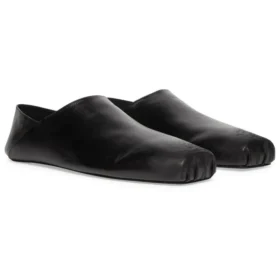 Pehmeästä vasikannahasta valmistetut neliönkärkiset slip-on-kengät ”Musta” 702072WBDH11000