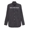 Rintalogolla varustettu raidallinen napituspaita ”Black” 583989TGM041070