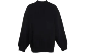 Sporty B Crest -logolla varustettu pyöreäkaulainen villapaita ”Black” 671125TLV60-1000 Sporty B Crest -logolla varustettu pyöreäkaulainen villapaita ”Black” 671125TLV60-1000