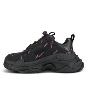 Triple S –tennari ”All Over Logo – Black Pink” 524039W2FA11050